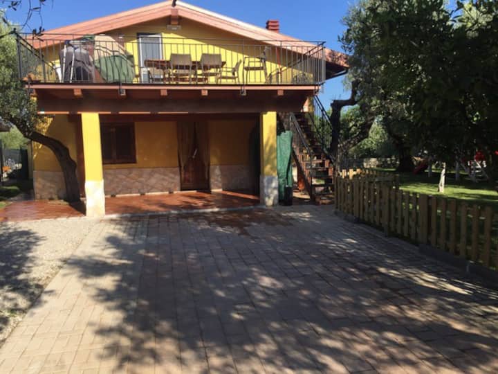 INGRESSO CASA FRONTE E GIARDINO